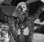 Shirin David, Bauch, Beine, Po